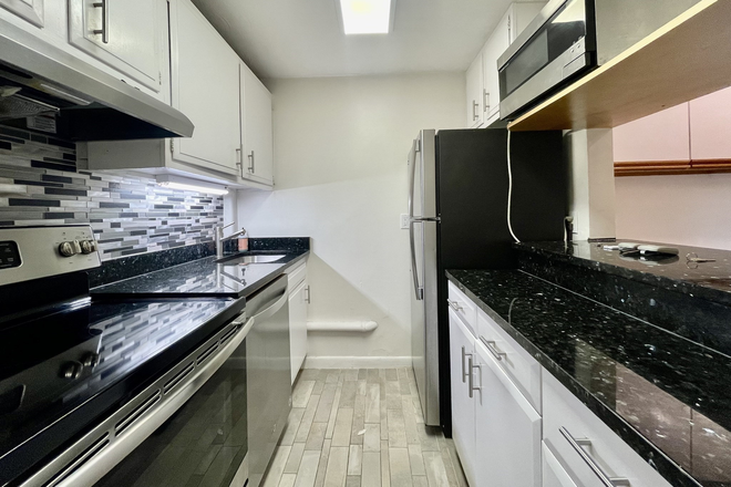 - - Close to Campus! Bright 1 Bed w/ Heat & Hot Water Incld, 1 Garage Parking Spot, Laundry in Building Apartments