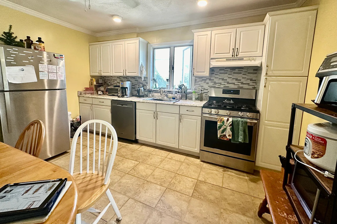 Shared kitchen with new appliances - Sunny room close to campus! Apartments
