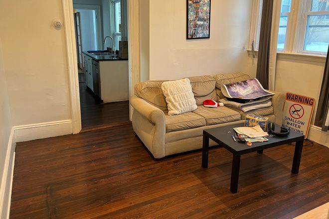 - - Close to Campus!! Spacious 5 bed w/ Laundry & Parking Included