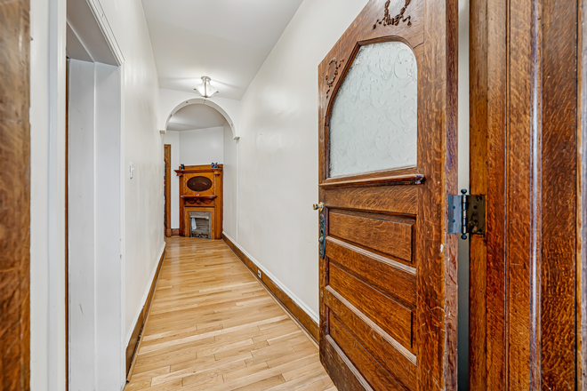 foyer - 4011 Pine St: 7bed Townhome by Penn