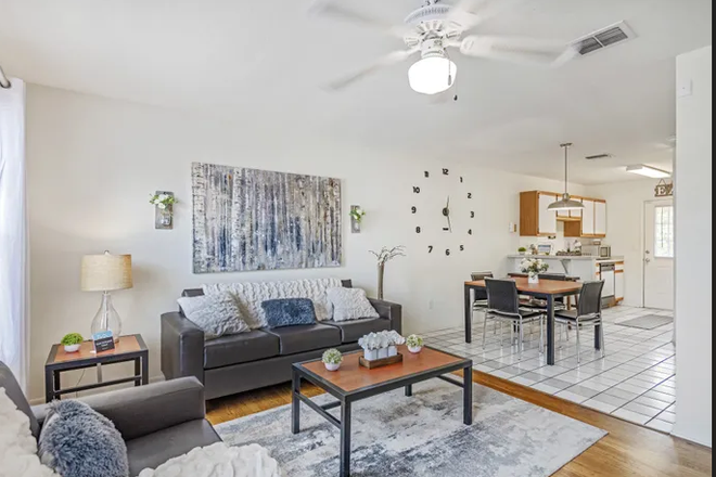 indoors - Campus Crossings on Alafaya Townhome