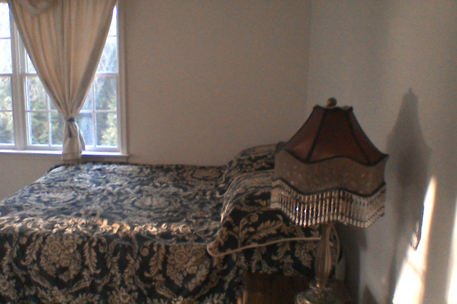 Bed - LIVE IN AN EXECUTIVE HOME - ONE TRAFFIC LIGHT FROM CAMPUS ALL UTILITIES INCLUDED