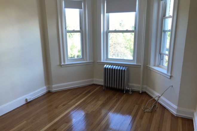 hubrealtyproperties.com - Large one bedroom split, front facing and renovated kitchen