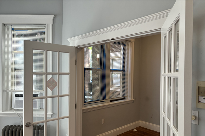 Call/text 602-317-9877 for a showing. - RARE July 1st Availability / Renovated Condo with Bay Windows / Look at Pics!