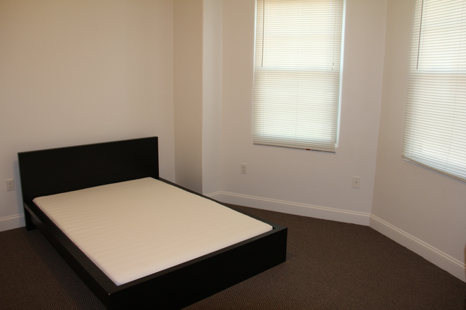 Bedroom - Fully FURNISHED, 3and 4 bedroom apartments, newer construction two blocks from Temple