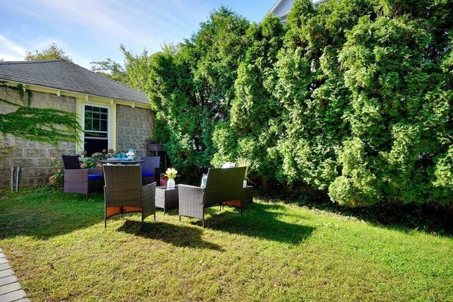 shared backyard - Spacious Furnished Belmont Home Near Harvard & Cushing Square