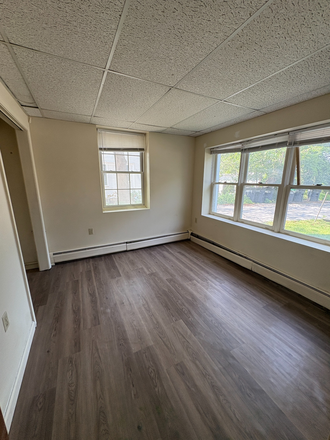 Bedroom - 4-Bedroom Unit #14 -  0.2 miles to UVM Campus