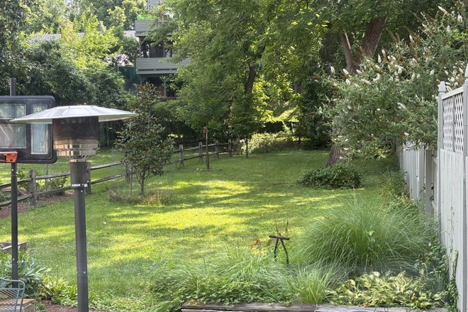 Large backyard with outdoor table / chairs - Rooms in House w/ Yard and Parking Close to Campus
