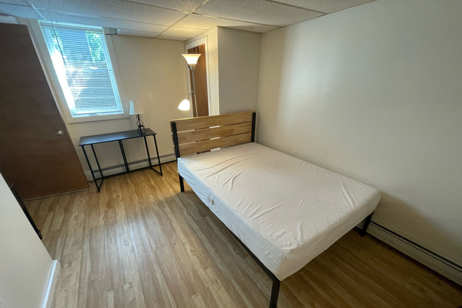 Unit #1 - Full-Sized Bed & Mattress (Hypo-Allergenic Cover) - Studios ~350 SF w/ WiFi & utilities, 3 min. to VLGS [also 320 SF Studio for SPRING/SUMMER 2026] Apartments