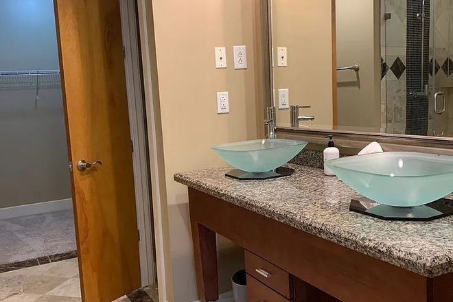 bedroom with attached bathroom and walk in closet - 1 Bedroom available at Bee Street lofts 10 minutes from campus - Looking for 1 male roommate