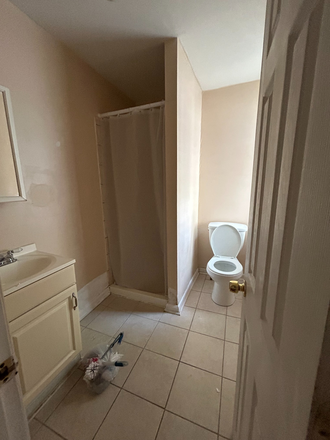 Bathroom - Bedroom close to campus House