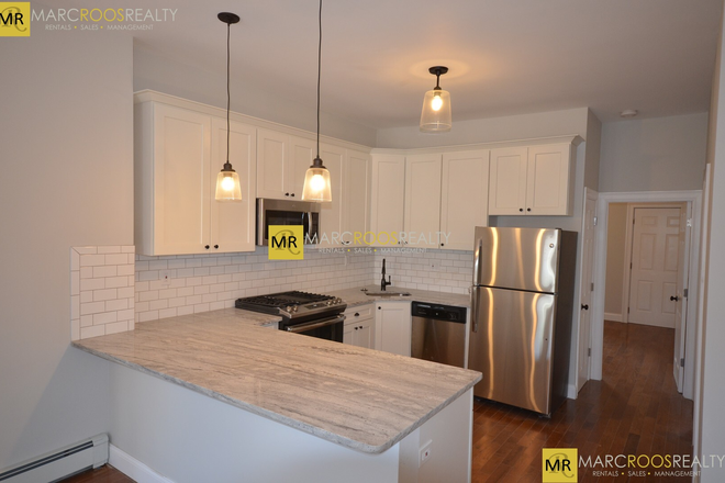 Call NOW for showings! 617-236-8600 - CHELSEA ST - *NO FEE* 2BR/1BA IN MAVERICK SQ NEAR MBTA *AVAIL NOW* W/ OFFICE, IN UNIT LNDRY, DECK!