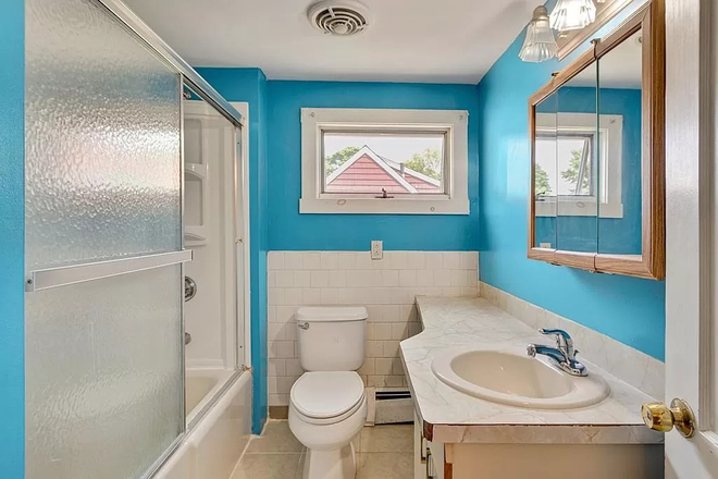 Upstairs bathroom - Private Room For Rent Townhome