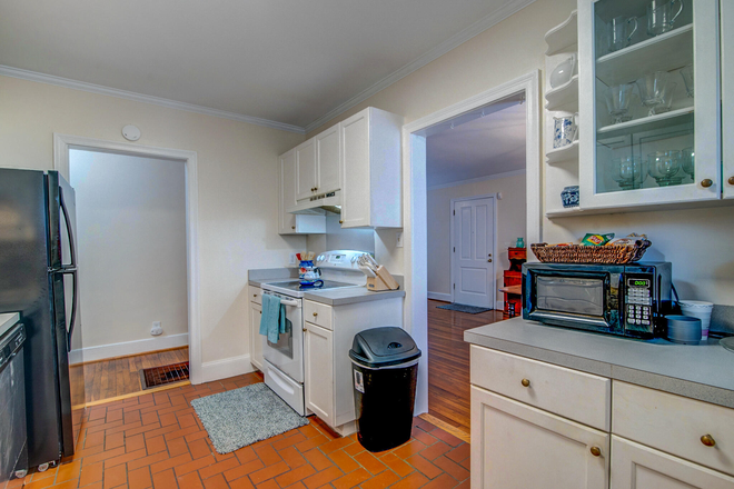 Kitchen 2 - 3 bed/1 bath Riverland Terrace (James Island) home for rent. 12 min from MUSC - short terms availa