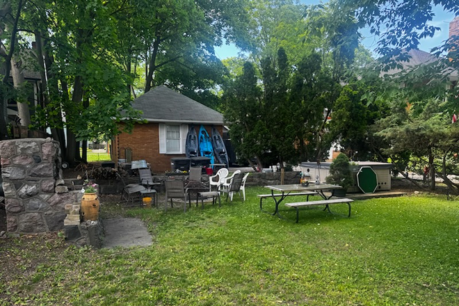 Huron Backyard - Firepit, Hot Tub, Picknic table, - Available Now! or Lease starting Fall 2026-27 Move-in.  Discounts and Specials. Guys only 21+ House