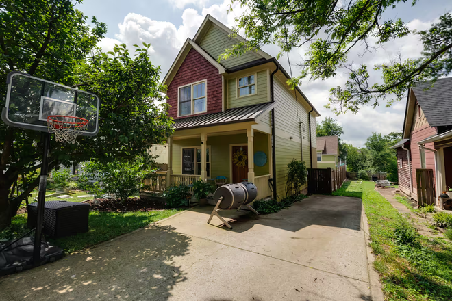 Exterior of house & driveway - 3.3 Miles to Vanderbilt - 3 Bed House w Pool in The Nations
