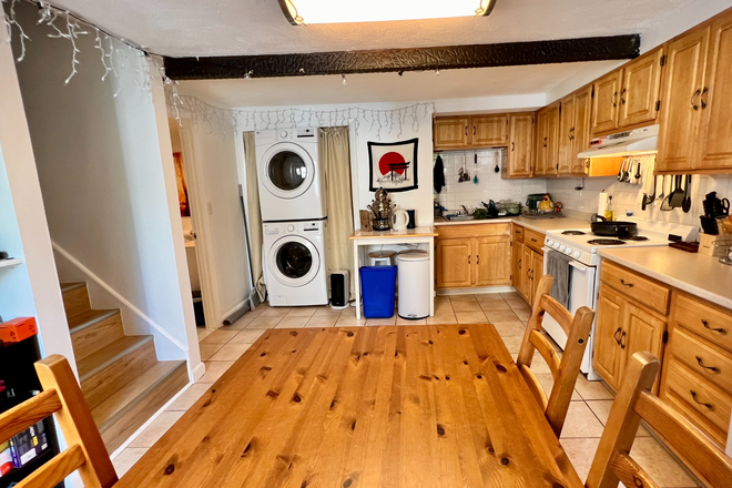 Call NOW for showings! 617-236-8550 - FIFTH ST - EAST CAMBRIDGE DUPLEX 2BR/1BA W/ IN UNIT LNDRY, EIK, DW, LRG BDRMS, LOFT AVAIL *9/1/2025*