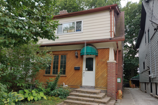 Building in quiet neighborhood - Basement bachelor unit with separate entrance House