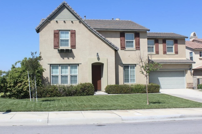 Front - Room for rent near UCR, $720/mo (util included), seeking female roommate House