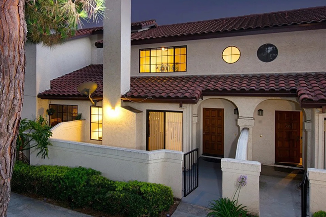 Exterior and front patio - Private Room/Shared Bathroom Available in UTC/La Jolla ~10/15 min bus ride to school!