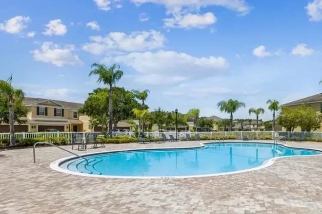 Pool - All Inclusive, Fully Furnished, 2 Private Rooms Available in Gated Community, 20 Minutes from Campus Townhome