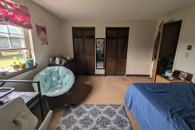 Bedroom - closet - Lantern Court Apartments