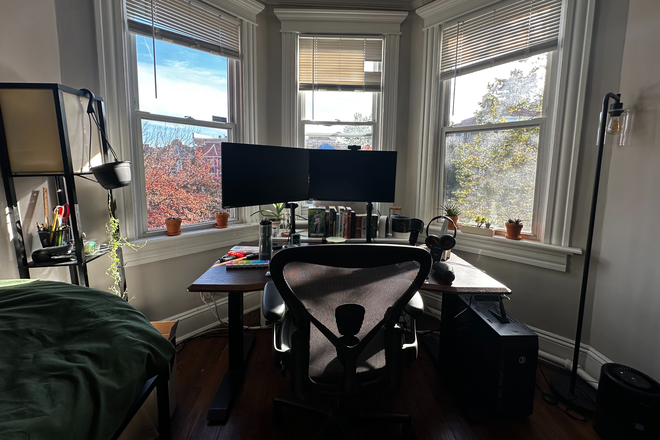 window view - Spacious Sublet Bedroom very close to campus Townhome