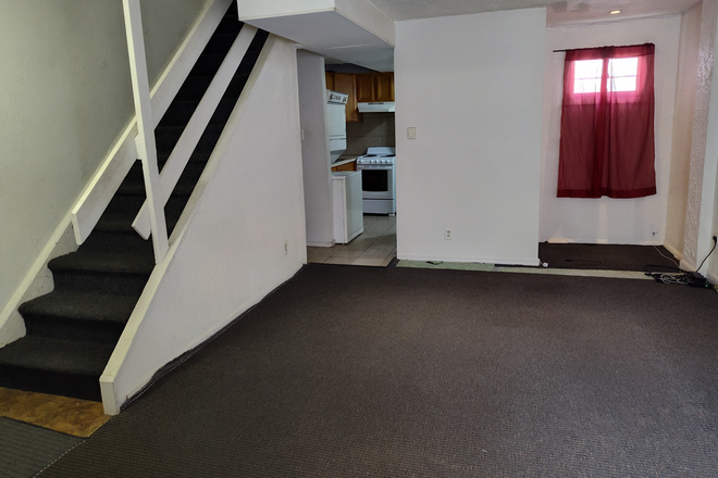 Living room - 3bd 3bath row house 1 block from campus