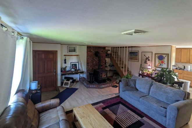 Living room - Room in a house near Amazon park