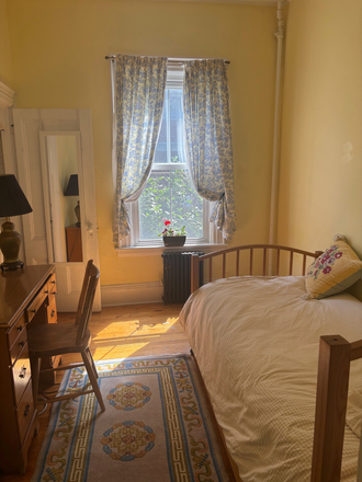 bedroom - Quiet retreat 25 Antrim St, 10 min walk to Harvard Yard Walking distance or short bike ride t