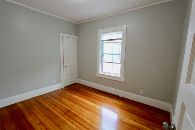 - - No Broker Fee!! Short Drive/Commute to Campus! Spacious 3 Bed w/ Laundry & Parking Apartments