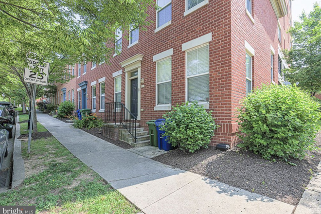 End-unit rowhome - 2BR 3BA Rowhome Minutes from Johns Hopkins East Baltimore Campus!