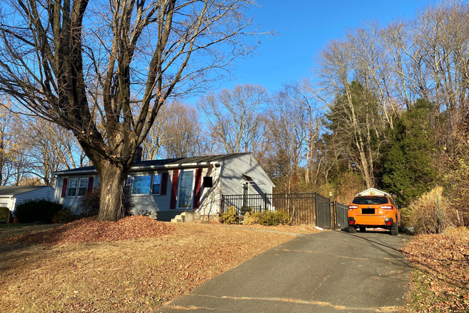 Front and driveway - Quiet Little House in South Hadley