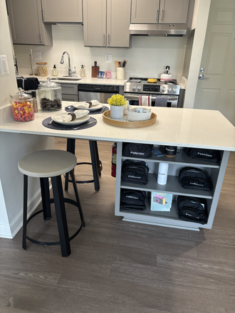 Kitchen, stools included - Parkside Apartments, 2x2 Apartment sublet 1 Bedroom