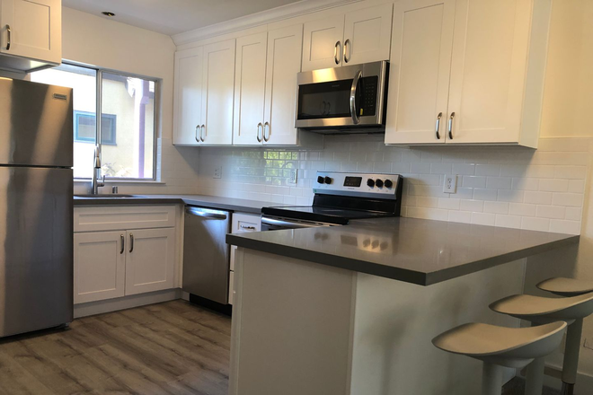 1 - Newly Updated Berkeley Apartment / Up to 5 Person Occupancy / 8 Minute Walk to UC Campus