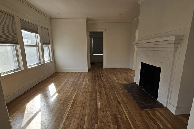 Living Room - Summer Sublet House Close to Campus