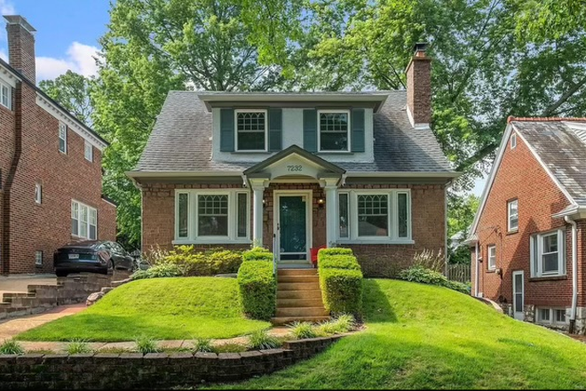 Outside Street View - Cozy Cottage 1/2 Mile Away from WashU Available for the Summer