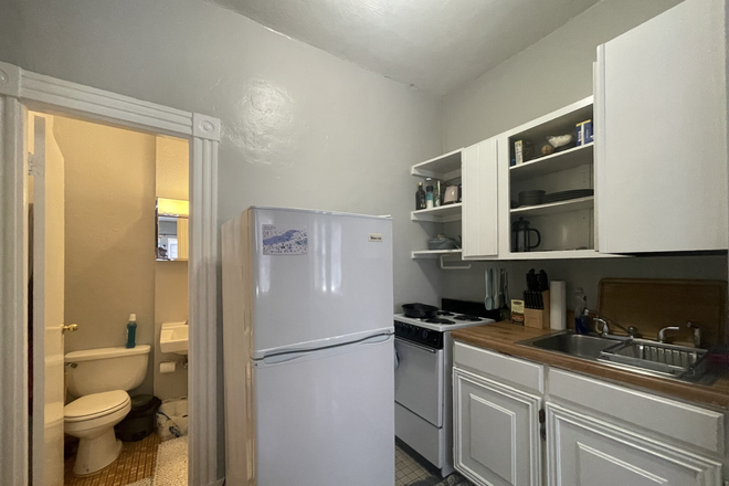 LIVING - SPACIOUS 1 BED/1 BATH WITH HEAT AND HOT WATER INCLUDED 9/1/25! Apartments