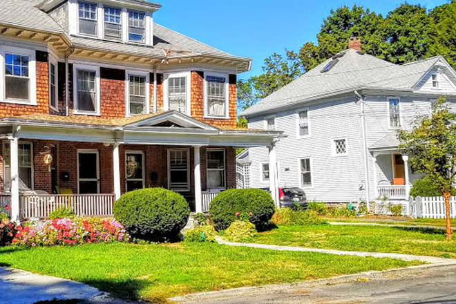 Sunny day on Crescent St - Two Rooms for rent in charming Victorian house in Round Hill neighborhood.