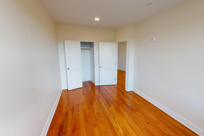 Hub Realty - Beautiful and spacious front facing 2 bedroom with balcony, easy access to the Green line Apartments