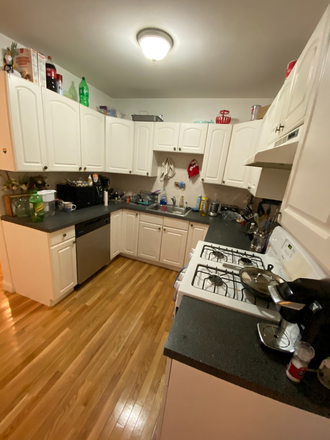 ! - NO FEE Large 4 bed right near BU Central. HT/HW incl, laundry, quality kitchen space (Ref#185329606) Apartments