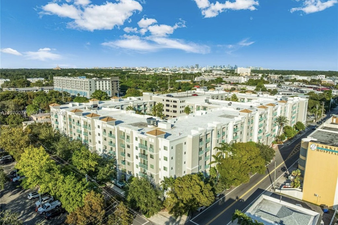 Valencia Building - Valencia South Miami Apartments