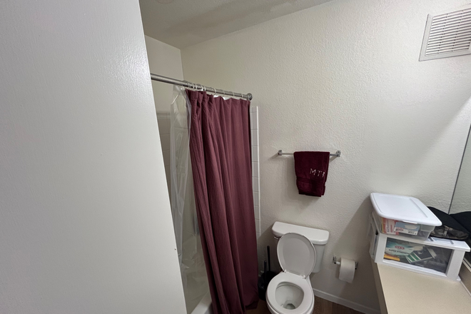 Bathroom - The London, private room in 4x4 Apartments