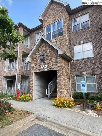 Building - Spacious 3 Bedroom/3 Bath Condo!