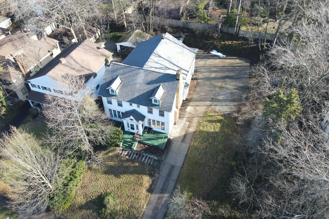 Attention to the large driveway with ample parking spaces - This well-maintained duplex is only a short walk to Case Western, local shops, food, bars, etc.