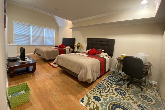 Room - Charming Private Room in Emory Parc Place Townhome