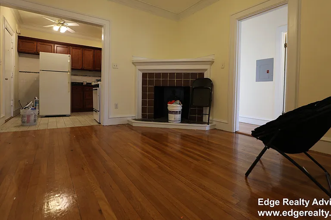 Living room - 1 room available in 4B2B female roommates!