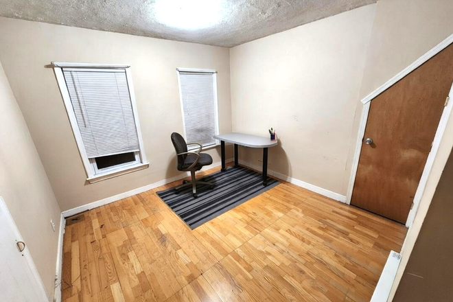 Study Room - Summer Rental. Short walk to T. Include All Utilties. No Fees House