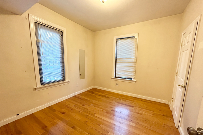 Bedroom - ROOM RENTAL - Spacious 3 bedroom 1 bathroom apartment