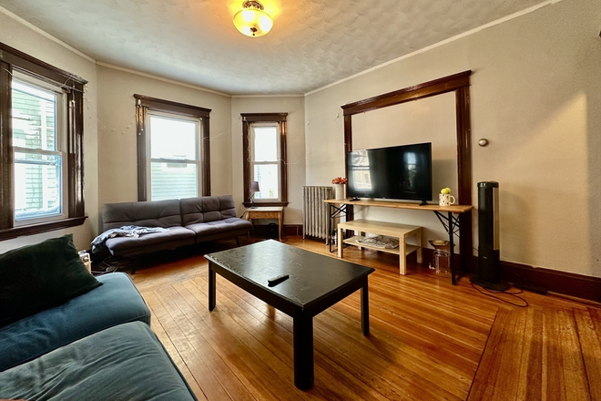 Living Room - Gorgeous 4 Bed / 1 Bath - Available 6/1/26!! Apartments